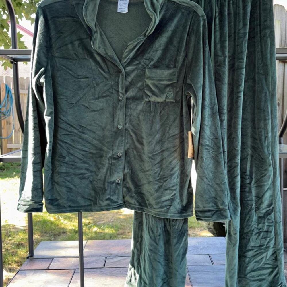 Born size large new green velvet pajama set